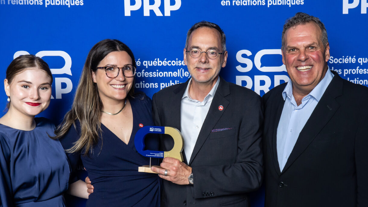 L'équipe de la SQPRP remet un prix à la Direction des communications et des affaires publiques du CMQ.