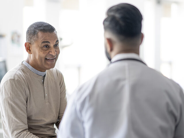 Un patient discute avec son médecin